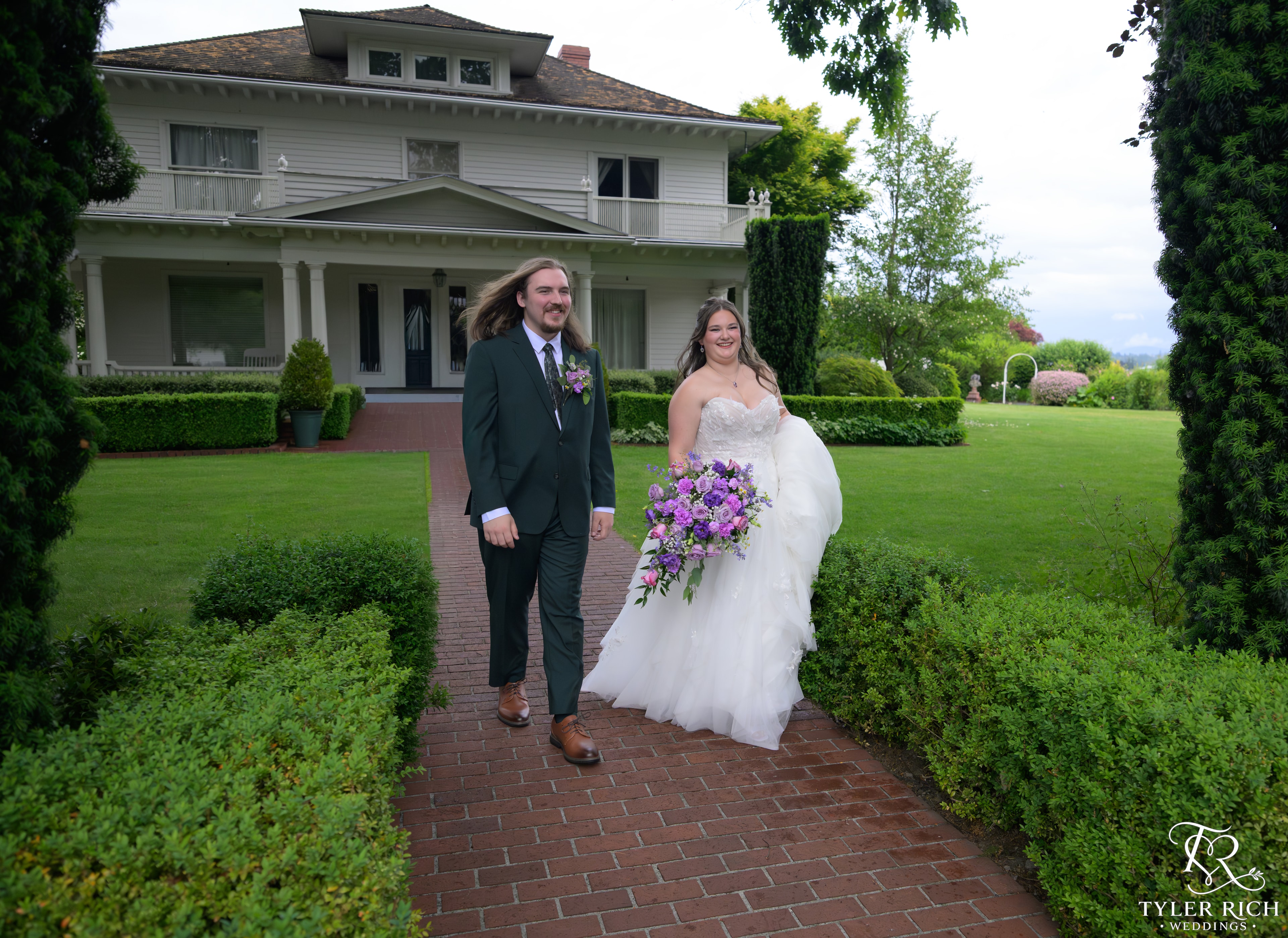 Bride and groom in front of a historic white house